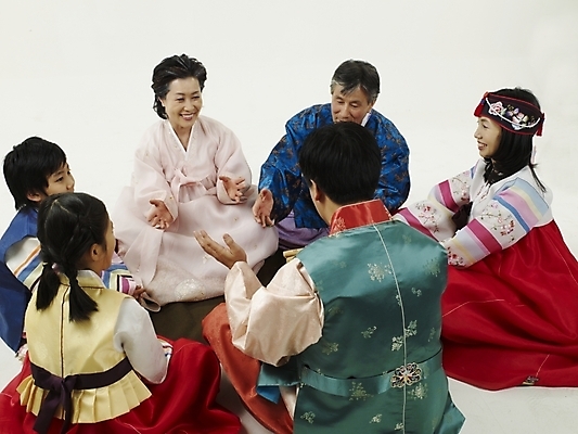 포토 JPG 스튜디오촬영 한국문화 한국전통 여자 명절 할아버지 남자 딸 전통문화 아들 할머니 어린이 가족 손자 손녀 새해 대가족 한국 실내 사람 동양인 여러명 설날 추석 전통놀이 한국인 게임 윷놀이 전통의상 한복 국내포토 동양문화 전통 기념일 노년 아시아 문화 다수 관계 놀이 인종 내부 손주 파일형식