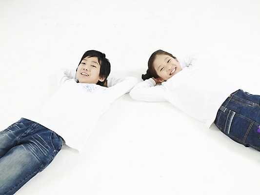 포토 JPG 스튜디오촬영 여자 남자 행복 가족 실내 남매 미소 웃음 사람 동양인 소년 두명 화목 한국인 국내포토 감정 어린이 컨셉 관계 표정 인종 내부 파일형식