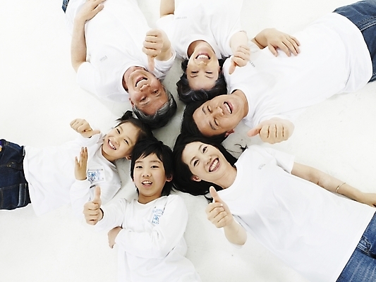 포토 JPG 스튜디오촬영 여자 노년 남자 행복 가족 대가족 실내 미소 웃음 사람 동양인 여러명 실버라이프 하이앵글 눕기 화목 한국인 국내포토 라이프스타일 감정 뷰포인트 다수 컨셉 관계 모션 표정 인종 성인 내부 파일형식