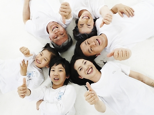 포토 JPG 스튜디오촬영 여자 노년 남자 행복 가정 가족 대가족 실내 미소 웃음 사람 동양인 여러명 실버라이프 하이앵글 눕기 화목 한국인 국내포토 라이프스타일 감정 뷰포인트 다수 컨셉 관계 모션 표정 인종 성인 내부 파일형식