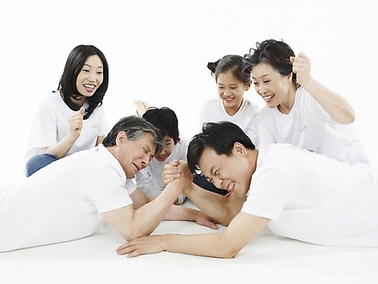 포토 JPG 스튜디오촬영 전신 여자 할아버지 노년 남자 행복 할머니 가정 가족 놀이 엄마 손녀 대가족 실내 건강 미소 웃음 사람 동양인 소년 여러명 실버라이프 화목 한국인 아빠 팔씨름 국내포토 라이프스타일 감정 어린이 다수 컨셉 관계 표정 인종 성인 내부 손주 파일형식
