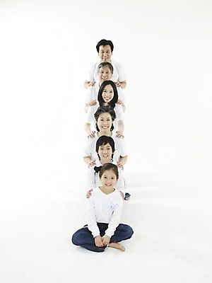 포토 JPG 스튜디오촬영 전신 여자 할아버지 노년 남자 행복 할머니 포즈 가정 가족 엄마 손녀 대가족 실내 건강 미소 웃음 누끼 사람 동양인 소년 여러명 실버라이프 화목 한국인 아빠 국내포토 라이프스타일 감정 어린이 다수 컨셉 관계 표정 인종 성인 내부 손주 파일형식