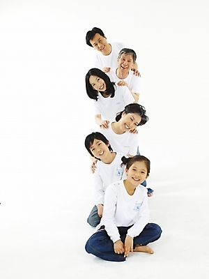 포토 JPG 스튜디오촬영 전신 여자 할아버지 노년 남자 행복 할머니 포즈 가정 가족 엄마 손녀 실내 건강 미소 웃음 누끼 사람 동양인 소년 여러명 화목 한국인 아빠 국내포토 감정 어린이 다수 컨셉 관계 표정 인종 성인 내부 손주 파일형식