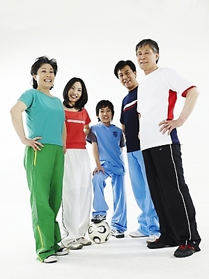 포토 JPG 스튜디오촬영 전신 여자 노년 남자 행복 축구공 가족 대가족 실내 건강 서기 미소 웃음 누끼 사람 동양인 여러명 세로 실버라이프 운동복 화목 한국인 국내포토 라이프스타일 옷 감정 다수 컨셉 공 축구용품 관계 모션 표정 인종 성인 내부 파일형식