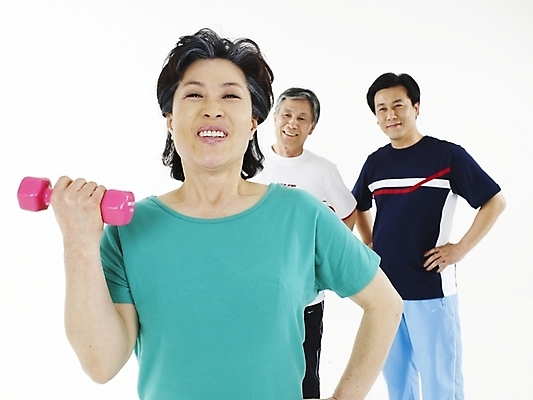 포토 JPG 스튜디오촬영 여자 노년 남자 행복 가족 대가족 실내 건강 미소 웃음 사람 동양인 상반신 가로 세명 실버라이프 운동복 운동 화목 아령 한국인 국내포토 라이프스타일 옷 감정 컨셉 관계 표정 인종 성인 내부 파일형식