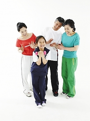 포토 JPG 스튜디오촬영 전신 여자 노년 남자 행복 가족 대가족 실내 건강 미소 웃음 누끼 사람 동양인 여러명 세로 실버라이프 운동복 운동 화목 아령 한국인 박수 국내포토 라이프스타일 옷 감정 다수 컨셉 관계 표정 인종 손짓 성인 내부 파일형식