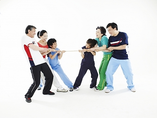 포토 JPG 스튜디오촬영 전신 여자 노년 남자 행복 가정 가족 놀이 손녀 대가족 실내 건강 미소 웃음 누끼 사람 동양인 소년 여러명 가로 실버라이프 운동복 운동 화목 한국인 손주 줄다리기 국내포토 라이프스타일 옷 감정 어린이 다수 컨셉 관계 표정 인종 성인 내부 파일형식