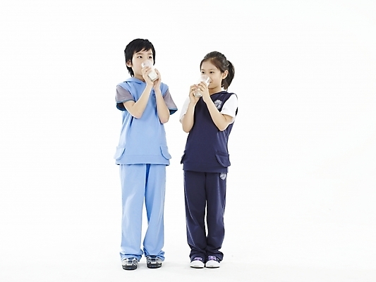포토 JPG 스튜디오촬영 전신 여자 남자 초등학생 어린이 가족 실내 건강 누끼 사람 동양인 소년 두명 컵 가로 한국인 우유 마시기 어린이만 국내포토 학생 식기 관계 모션 유제품 인종 내부 파일형식