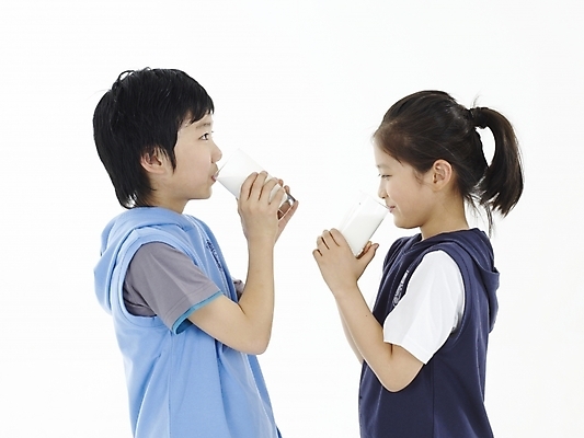 포토 JPG 스튜디오촬영 여자 남자 초등학생 어린이 가족 실내 건강 누끼 사람 동양인 소녀 소년 상반신 두명 컵 가로 친구 한국인 우유 마시기 어린이만 국내포토 학생 식기 관계 모션 유제품 인종 내부 파일형식