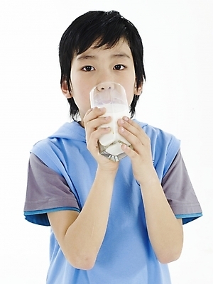 포토 JPG 스튜디오촬영 남자 초등학생 어린이 실내 건강 한명 누끼 사람 동양인 소년 상반신 컵 세로 한국인 우유 마시기 남자만 남자한명만 어린이만 소년한명만 국내포토 1 학생 식기 모션 유제품 인종 내부 소년만 파일형식