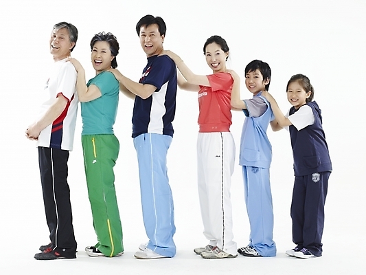 포토 JPG 스튜디오촬영 전신 여자 할아버지 노년 남자 딸 행복 아들 할머니 가정 가족 엄마 손자 손녀 대가족 실내 건강 미소 웃음 누끼 사람 동양인 여러명 옆모습 가로 실버라이프 운동복 화목 한국인 아빠 체조 국내포토 라이프스타일 옷 감정 뷰포인트 다수 컨셉 관계 표정 인종 성인 내부 운동 손주 파일형식