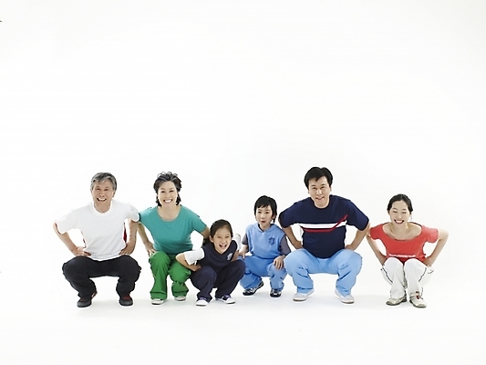 포토 JPG 스튜디오촬영 전신 여자 할아버지 노년 남자 딸 행복 아들 할머니 가정 가족 엄마 손자 손녀 대가족 실내 건강 미소 웃음 누끼 사람 동양인 여러명 가로 실버라이프 운동복 운동 점프 화목 한국인 아빠 체조 국내포토 라이프스타일 옷 감정 다수 컨셉 관계 모션 표정 인종 성인 내부 손주 파일형식