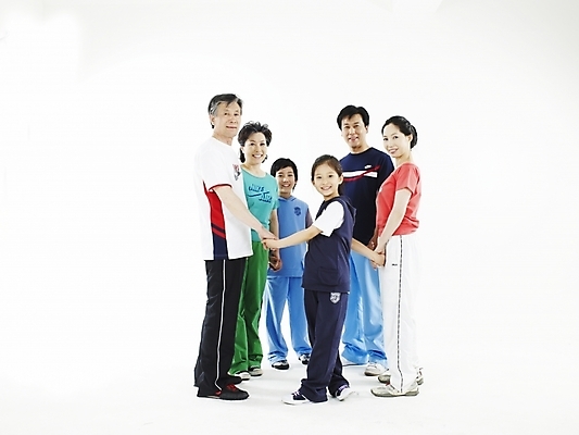 포토 JPG 스튜디오촬영 전신 여자 노년 남자 행복 가정 가족 대가족 실내 건강 미소 웃음 누끼 사람 동양인 여러명 가로 실버라이프 운동복 운동 화목 한국인 국내포토 라이프스타일 옷 감정 다수 컨셉 관계 표정 인종 성인 내부 파일형식