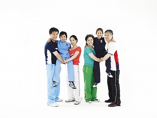 포토 JPG 스튜디오촬영 모자 여자 할아버지 노년 남자 딸 아들 할머니 가정 가족 엄마 실내 미소 웃음 누끼 사람 동양인 여러명 가로 운동복 운동 한국인 반팔티셔츠 아빠 즐거움 기마전 국내포토 잡화 옷 감정 다수 티셔츠 관계 표정 건강 인종 경기 성인 내부 파일형식