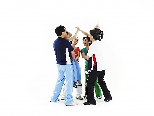 포토 JPG 스튜디오촬영 모자 여자 할아버지 노년 남자 딸 아들 할머니 가정 가족 엄마 실내 미소 웃음 누끼 사람 동양인 여러명 가로 운동 한국인 반팔티셔츠 아빠 즐거움 기마전 국내포토 잡화 감정 다수 티셔츠 관계 표정 건강 인종 경기 성인 내부 파일형식