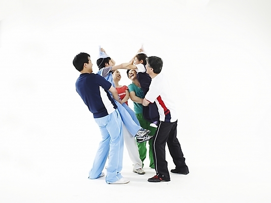 포토 JPG 스튜디오촬영 모자 여자 할아버지 노년 남자 딸 아들 할머니 가정 가족 엄마 실내 미소 웃음 누끼 사람 동양인 여러명 가로 운동 한국인 반팔티셔츠 아빠 즐거움 기마전 국내포토 잡화 감정 다수 티셔츠 관계 표정 건강 인종 경기 성인 내부 파일형식