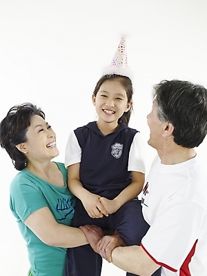 포토 JPG 스튜디오촬영 모자 여자 할아버지 노년 남자 딸 아들 할머니 가정 가족 손녀 실내 미소 웃음 사람 동양인 세로 세명 운동 한국인 반팔티셔츠 즐거움 기마전 국내포토 잡화 감정 티셔츠 관계 표정 건강 인종 경기 성인 내부 손주 파일형식