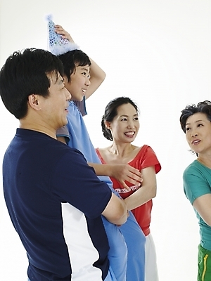 포토 JPG 스튜디오촬영 모자 여자 노년 남자 딸 아들 할머니 가정 가족 엄마 실내 미소 웃음 사람 동양인 여러명 세로 운동 한국인 반팔티셔츠 아빠 즐거움 기마전 국내포토 잡화 감정 다수 티셔츠 관계 표정 건강 인종 경기 성인 내부 파일형식