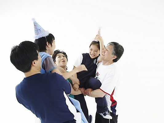 포토 JPG 스튜디오촬영 모자 여자 할아버지 노년 남자 딸 아들 할머니 가정 가족 엄마 실내 미소 웃음 누끼 사람 동양인 여러명 가로 운동복 운동 한국인 반팔티셔츠 아빠 즐거움 기마전 국내포토 잡화 옷 감정 다수 티셔츠 관계 표정 건강 인종 경기 성인 내부 파일형식