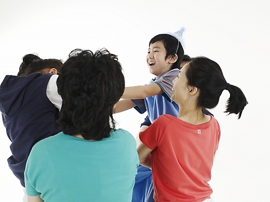 포토 JPG 스튜디오촬영 모자 여자 할아버지 노년 남자 딸 아들 할머니 가정 가족 엄마 실내 미소 웃음 사람 동양인 여러명 가로 운동복 운동 한국인 반팔티셔츠 아빠 즐거움 기마전 국내포토 잡화 옷 감정 다수 티셔츠 관계 표정 건강 인종 경기 성인 내부 파일형식