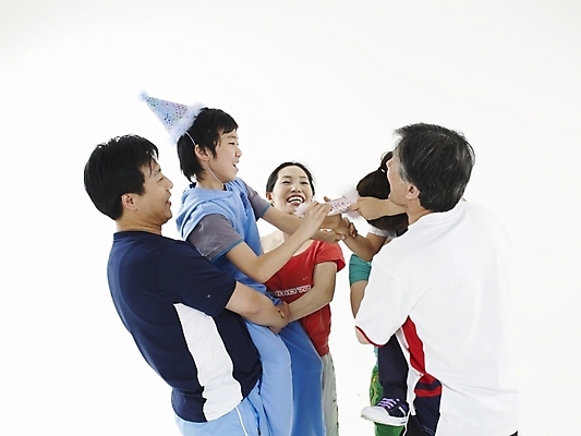 포토 JPG 스튜디오촬영 모자 여자 할아버지 노년 남자 딸 아들 할머니 가정 가족 엄마 실내 미소 웃음 누끼 사람 동양인 여러명 가로 운동복 운동 한국인 반팔티셔츠 아빠 즐거움 기마전 국내포토 잡화 옷 감정 다수 티셔츠 관계 표정 건강 인종 경기 성인 내부 파일형식