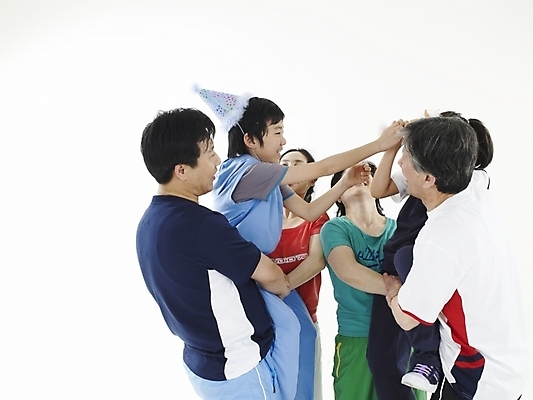 포토 JPG 스튜디오촬영 모자 여자 할아버지 노년 남자 딸 아들 할머니 가정 가족 엄마 실내 미소 웃음 누끼 사람 동양인 여러명 가로 운동복 운동 한국인 반팔티셔츠 아빠 즐거움 기마전 국내포토 잡화 옷 감정 다수 티셔츠 관계 표정 건강 인종 경기 성인 내부 파일형식