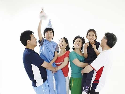 포토 JPG 스튜디오촬영 모자 여자 할아버지 노년 남자 딸 아들 할머니 가정 가족 엄마 실내 미소 웃음 누끼 사람 동양인 여러명 가로 운동복 운동 한국인 반팔티셔츠 우승 아빠 즐거움 기마전 국내포토 잡화 옷 감정 다수 티셔츠 관계 표정 건강 인종 경기 성인 내부 최고 파일형식