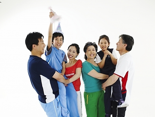 포토 JPG 스튜디오촬영 모자 여자 할아버지 노년 남자 딸 아들 할머니 가정 가족 엄마 실내 미소 웃음 누끼 사람 동양인 여러명 가로 운동 한국인 반팔티셔츠 아빠 즐거움 기마전 국내포토 잡화 감정 다수 티셔츠 관계 표정 건강 인종 경기 성인 내부 파일형식