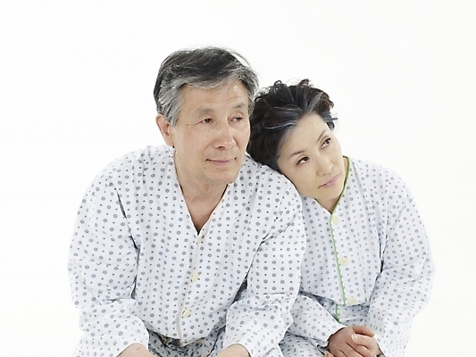 포토 JPG 스튜디오촬영 부부 커플 응시 여자 할아버지 노년 남자 할머니 의학 실내 누끼 사람 동양인 상반신 두명 가로 실버라이프 노부부 한국인 환자 실버 성자 환자복 노인만 국내포토 라이프스타일 시선 옷 종교 관계 인종 성인 내부 성인만 파일형식