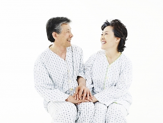 포토 JPG 스튜디오촬영 부부 커플 여자 할아버지 노년 남자 행복 할머니 의학 실내 미소 웃음 누끼 사람 동양인 상반신 두명 가로 실버라이프 마주보기 노부부 화목 한국인 환자 실버 성자 환자복 노인만 국내포토 라이프스타일 옷 감정 종교 컨셉 관계 모션 표정 인종 성인 내부 성인만 파일형식