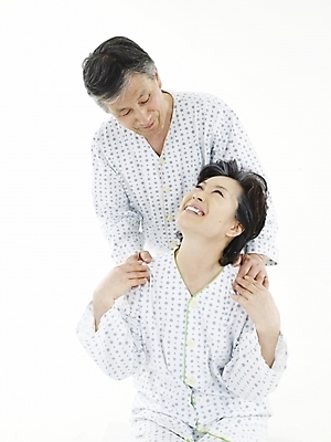 포토 JPG 스튜디오촬영 부부 커플 여자 할아버지 노년 남자 행복 할머니 의학 실내 미소 웃음 누끼 사람 동양인 상반신 두명 세로 실버라이프 마주보기 노부부 화목 한국인 환자 실버 성자 환자복 노인만 국내포토 라이프스타일 옷 감정 종교 컨셉 관계 모션 표정 인종 성인 내부 성인만 파일형식