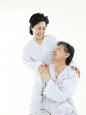 포토 JPG 스튜디오촬영 여자 할아버지 노년 남자 행복 할머니 의학 실내 병원 미소 웃음 누끼 사람 동양인 상반신 두명 세로 실버라이프 노부부 화목 한국인 환자 실버 성자 환자복 노인만 국내포토 라이프스타일 부부 옷 감정 종교 컨셉 표정 인종 성인 내부 성인만 파일형식