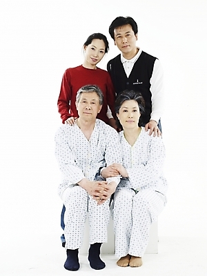 포토 JPG 스튜디오촬영 전신 여자 할아버지 노년 남자 행복 아들 할머니 의학 가족 실내 병원 미소 웃음 누끼 사람 동양인 여러명 빨간색 세로 실버라이프 부모 화목 한국인 환자 자녀 며느리 환자복 병문안 국내포토 라이프스타일 옷 감정 컬러 다수 컨셉 관계 표정 인종 성인 내부 파일형식