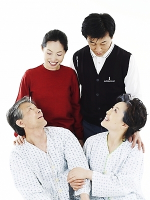 포토 JPG 스튜디오촬영 응시 여자 할아버지 노년 남자 행복 아들 할머니 의학 가족 실내 병원 미소 웃음 누끼 사람 동양인 여러명 상반신 빨간색 세로 실버라이프 부모 화목 한국인 환자 자녀 며느리 환자복 병문안 국내포토 라이프스타일 시선 옷 감정 컬러 다수 컨셉 관계 표정 인종 성인 내부 파일형식