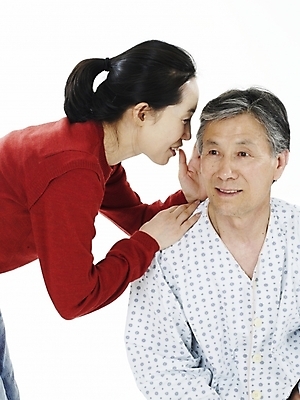 포토 JPG 스튜디오촬영 여자 할아버지 노년 남자 행복 의학 가족 실내 병원 미소 웃음 사람 동양인 상반신 두명 빨간색 세로 실버라이프 화목 한국인 환자 귓속말 며느리 환자복 병문안 노인만 국내포토 라이프스타일 옷 감정 컬러 컨셉 관계 표정 인종 성인 내부 성인만 파일형식