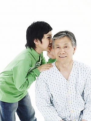 포토 JPG 스튜디오촬영 할아버지 노년 남자 행복 어린이 의학 가족 손자 실내 병원 미소 웃음 사람 동양인 소년 상반신 두명 세로 초록색 실버라이프 화목 한국인 환자 귓속말 환자복 병문안 남자만 국내포토 라이프스타일 옷 감정 컬러 컨셉 관계 표정 인종 성인 내부 손주 파일형식