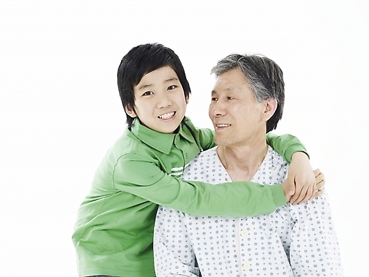 포토 JPG 스튜디오촬영 할아버지 노년 남자 행복 어린이 의학 가족 손자 실내 병원 미소 웃음 누끼 사람 동양인 소년 상반신 두명 가로 초록색 실버라이프 화목 한국인 환자 환자복 병문안 남자만 국내포토 라이프스타일 옷 감정 컬러 컨셉 관계 표정 인종 성인 내부 손주 파일형식