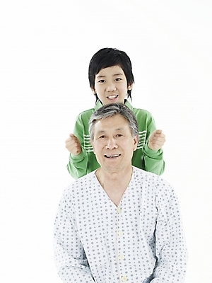 포토 JPG 스튜디오촬영 할아버지 노년 남자 행복 어린이 의학 가족 손자 실내 병원 미소 웃음 누끼 사람 동양인 소년 상반신 두명 세로 초록색 실버라이프 화목 한국인 환자 환자복 병문안 남자만 국내포토 라이프스타일 옷 감정 컬러 컨셉 관계 표정 인종 성인 내부 손주 파일형식