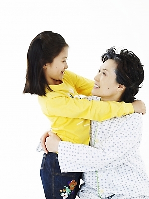 포토 JPG 스튜디오촬영 여자 노년 행복 할머니 어린이 의학 가족 포옹 손녀 실내 병원 미소 웃음 누끼 사람 동양인 상반신 두명 세로 실버라이프 노란색 화목 한국인 환자 환자복 병문안 여자만 국내포토 라이프스타일 옷 감정 컬러 컨셉 관계 안기 표정 인종 성인 내부 손주 파일형식