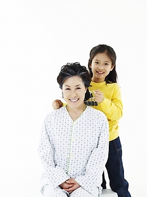 포토 JPG 스튜디오촬영 여자 노년 행복 할머니 어린이 의학 가족 손녀 실내 병원 미소 웃음 누끼 사람 동양인 상반신 두명 세로 실버라이프 노란색 화목 한국인 환자 환자복 병문안 여자만 국내포토 라이프스타일 옷 감정 컬러 컨셉 관계 표정 인종 성인 내부 손주 파일형식