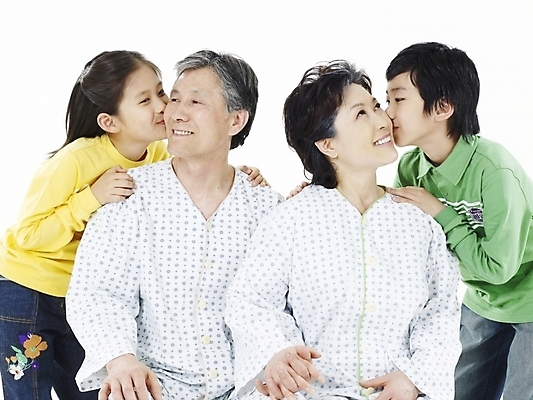 포토 JPG 스튜디오촬영 여자 할아버지 노년 남자 행복 할머니 어린이 의학 가족 손자 손녀 키스 실내 병원 미소 웃음 사람 동양인 소녀 소년 여러명 상반신 가로 초록색 실버라이프 노란색 화목 한국인 환자 즐거움 환자복 병문안 국내포토 라이프스타일 옷 감정 컬러 다수 컨셉 관계 표정 인종 성인 내부 손주 애정표현 파일형식