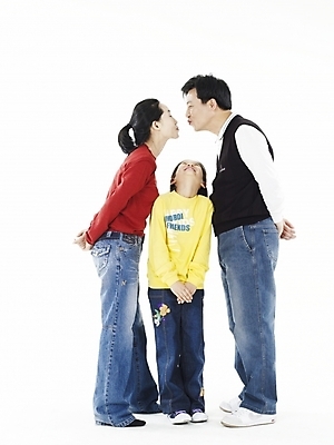 포토 JPG 스튜디오촬영 전신 여자 남자 딸 행복 어린이 가족 키스 실내 사랑 미소 웃음 누끼 사람 동양인 소녀 빨간색 세로 세명 노란색 화목 한국인 애정표현 어린이만 국내포토 감정 컬러 컨셉 관계 표정 인종 내부 표현 파일형식