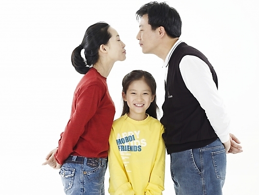 포토 JPG 스튜디오촬영 여자 남자 행복 어린이 가족 키스 실내 사랑 미소 웃음 누끼 사람 동양인 소녀 상반신 가로 빨간색 세명 노란색 화목 한국인 애정표현 어린이만 국내포토 감정 컬러 컨셉 관계 표정 인종 내부 표현 파일형식