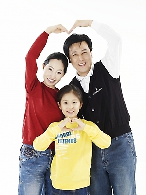 포토 JPG 스튜디오촬영 여자 남자 행복 어린이 가족 실내 미소 웃음 누끼 사람 동양인 소녀 상반신 빨간색 세로 세명 노란색 화목 한국인 하트 즐거움 손하트 어린이만 국내포토 모양 감정 컬러 컨셉 관계 표정 인종 손짓 내부 파일형식