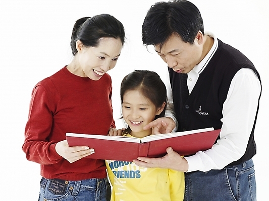 포토 JPG 스튜디오촬영 응시 여자 남자 행복 어린이 가족 실내 미소 웃음 사람 동양인 상반신 가로 빨간색 세명 컬러풀 노란색 화목 한국인 가리킴 앨범 즐거움 어린이만 국내포토 시선 감정 컬러 컨셉 관계 표정 인종 손짓 내부 파일형식