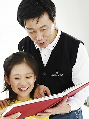 포토 JPG 스튜디오촬영 응시 여자 남자 딸 행복 어린이 가족 실내 미소 웃음 사람 동양인 상반신 두명 빨간색 세로 컬러풀 노란색 화목 한국인 아빠 앨범 즐거움 부녀 국내포토 시선 감정 컬러 컨셉 관계 표정 인종 내부 파일형식