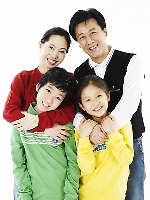 포토 JPG 스튜디오촬영 여자 남자 행복 가족 포옹 실내 미소 웃음 누끼 사람 동양인 여러명 상반신 세로 컬러풀 화목 한국인 즐거움 국내포토 감정 컬러 다수 컨셉 관계 안기 표정 인종 내부 파일형식