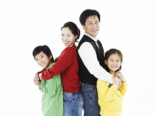 포토 JPG 스튜디오촬영 여자 남자 행복 가족 포옹 실내 미소 웃음 누끼 사람 동양인 여러명 상반신 가로 컬러풀 화목 한국인 즐거움 국내포토 감정 컬러 다수 컨셉 관계 안기 표정 인종 내부 파일형식