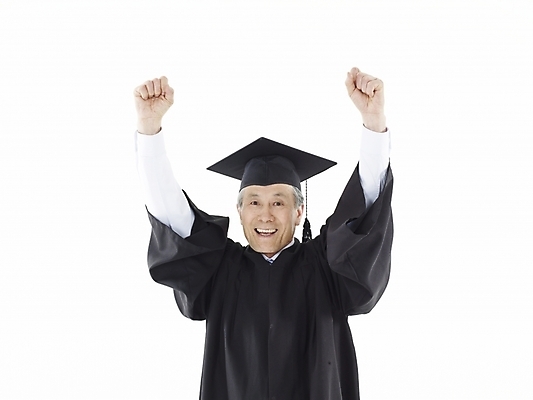 포토 JPG 스튜디오촬영 할아버지 노년 남자 졸업 실내 한명 누끼 사람 동양인 가로 파이팅 한국인 졸업가운 실버 노인남자한명만 국내포토 1 교육 모션 인종 성인 내부 가운 남자한명만 노인남자만 파일형식