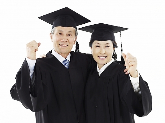 포토 JPG 스튜디오촬영 부부 커플 여자 노년 남자 졸업 실내 미소 누끼 사람 동양인 두명 가로 파이팅 한국인 졸업가운 실버 60대 즐거움 노인대학 노인만 국내포토 교육 감정 관계 모션 표정 인종 성인 내부 가운 대학교 성인만 파일형식